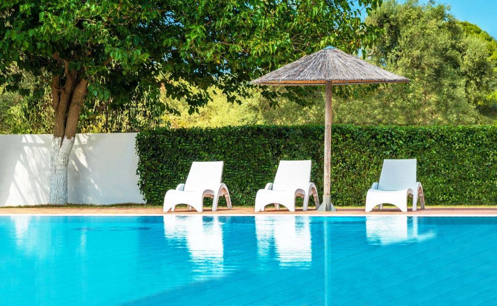 Bazén v ubytování Adani Hotel nebo v jeho okolí
