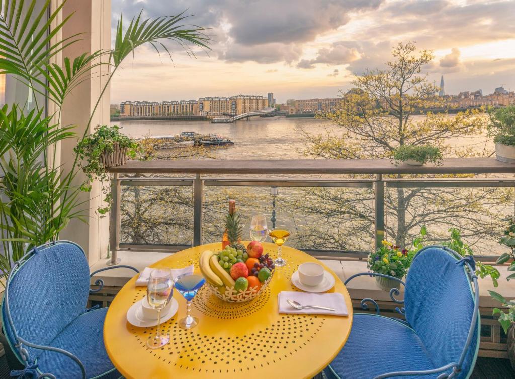 Amazing riverside apartment in Canary Wharf