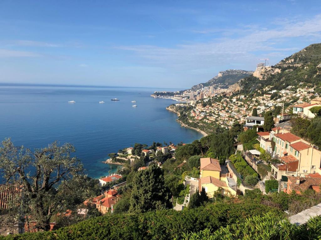 une ville sur une colline avec une masse d'eau dans l'établissement Soutariba, à Roquebrune-Cap-Martin