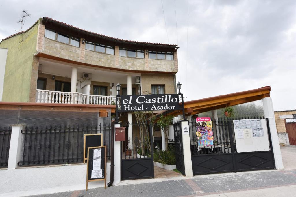 un bâtiment avec un panneau devant lui dans l'établissement Hotel Rural el Castillo, à Larraga