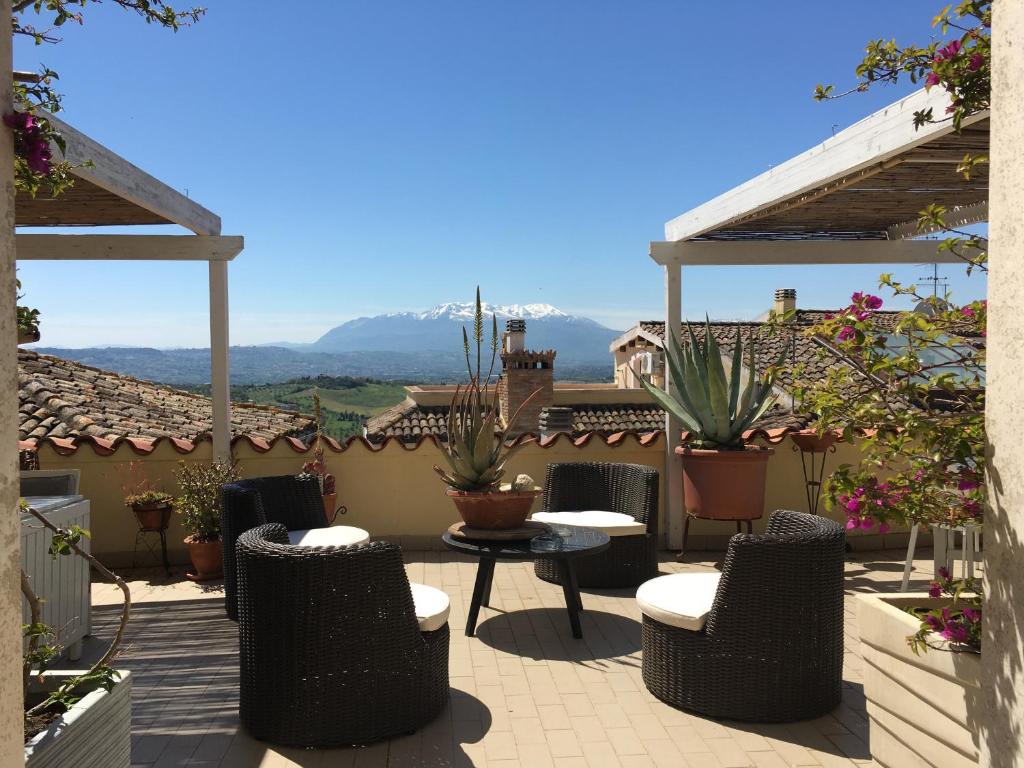 um pátio com cadeiras e uma mesa com vista em BellaVista Bike Stop em Spoltore