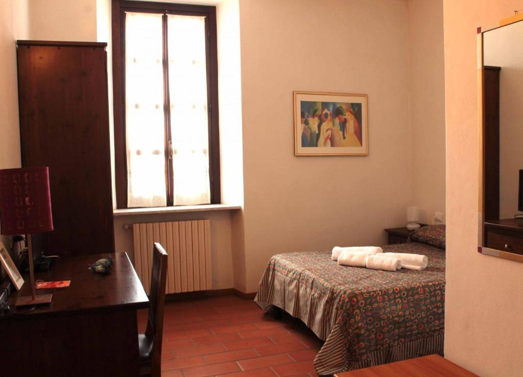 mały pokój z łóżkiem i oknem w obiekcie Hotel La Meridiana w mieście Acqui Terme