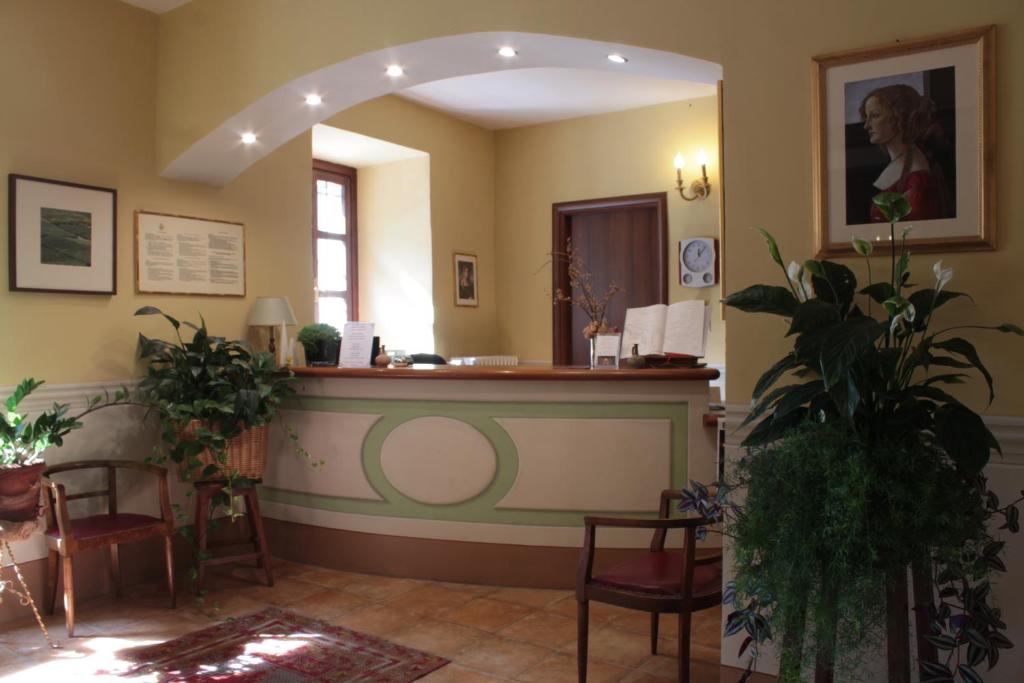 salon z blatem i lustrem w pokoju w obiekcie Hotel La Meridiana w mieście Acqui Terme