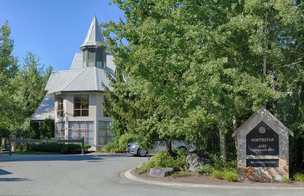 un grand bâtiment avec une enseigne devant dans l'établissement Stoney Creek Northstar by Whistler Premier, à Whistler