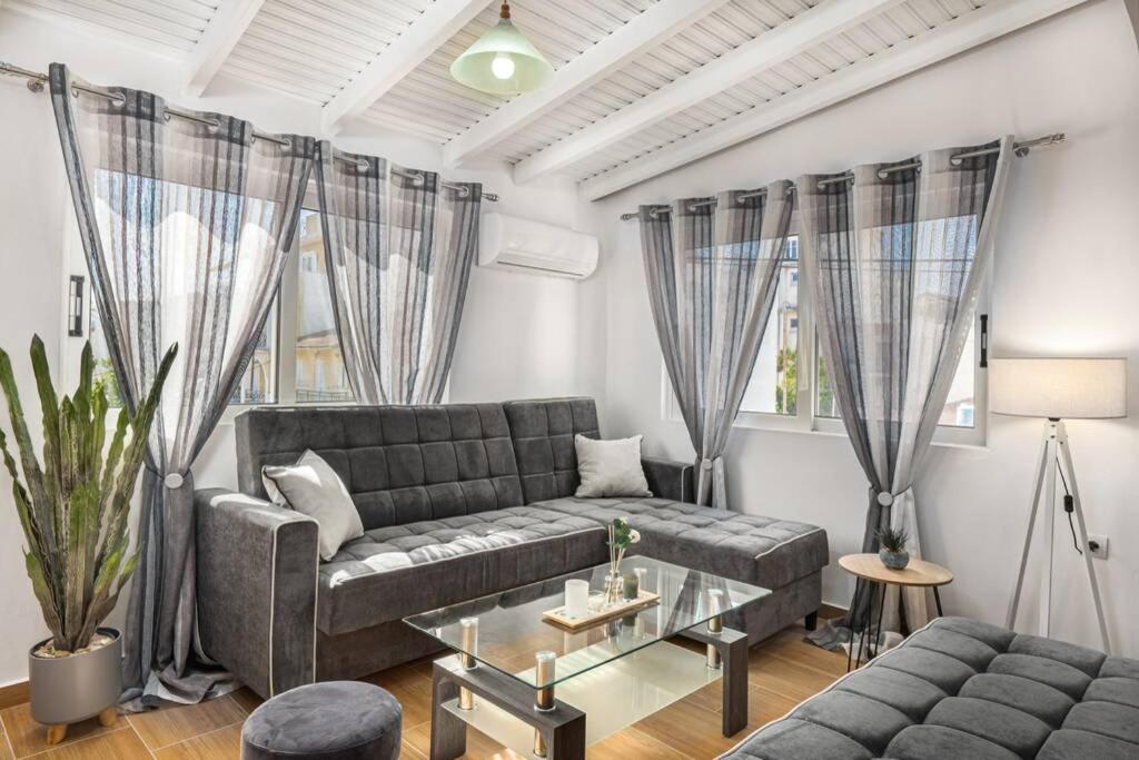 Posedenie v ubytovaní Dennis City Center Elegant Apartment (2)