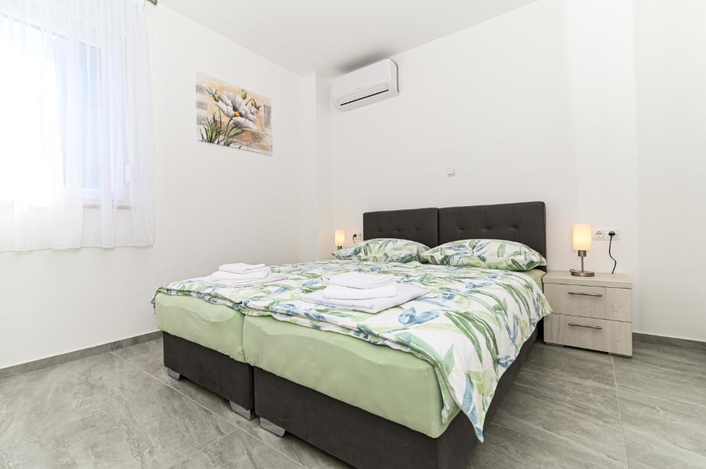Posteľ alebo postele v izbe v ubytovaní Luxury apartment with swimming pool Ana