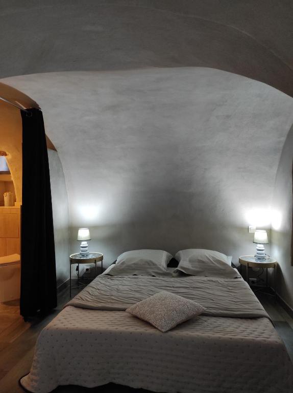 um quarto com uma cama grande e 2 candeeiros em PARFUMU DI MACHJA em Santa-Lucia-di-Mercurio