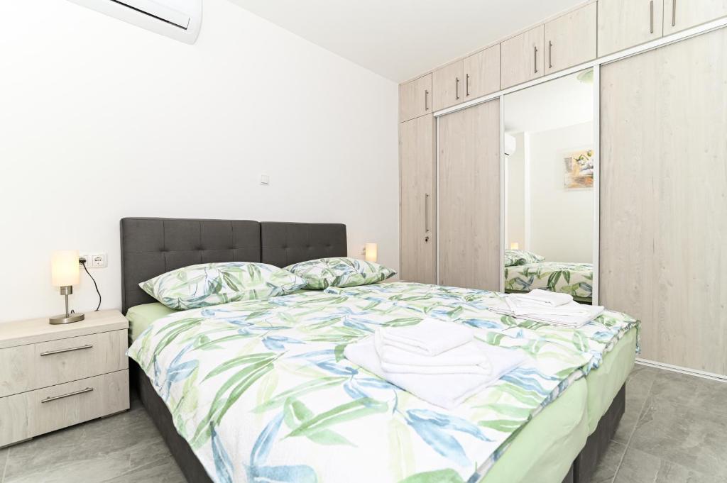 Posteľ alebo postele v izbe v ubytovaní Luxury apartment with swimming pool Ana