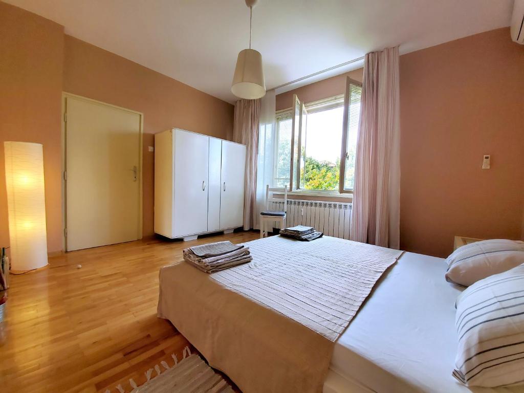 Postel nebo postele na pokoji v ubytování Sunny Central Apartment