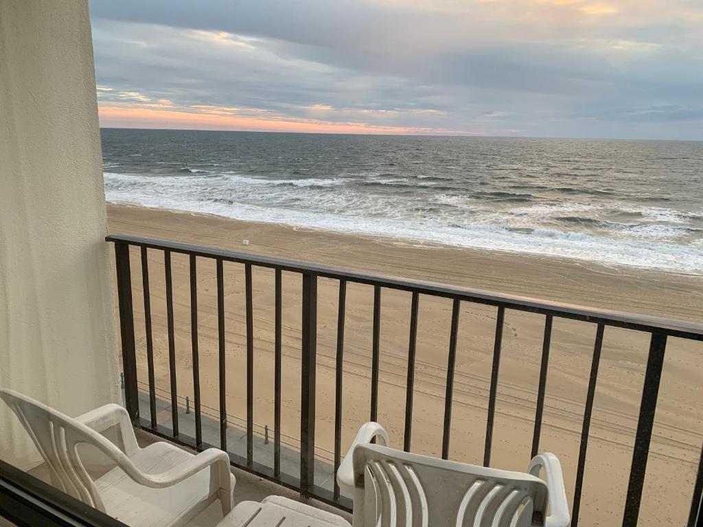 d'un balcon avec deux chaises et une vue sur la plage. dans l'établissement Barclay Towers, à Virginia Beach