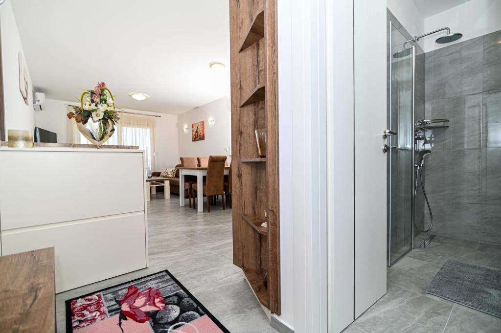 Kúpeľňa v ubytovaní Luxury apartment with swimming pool Ana