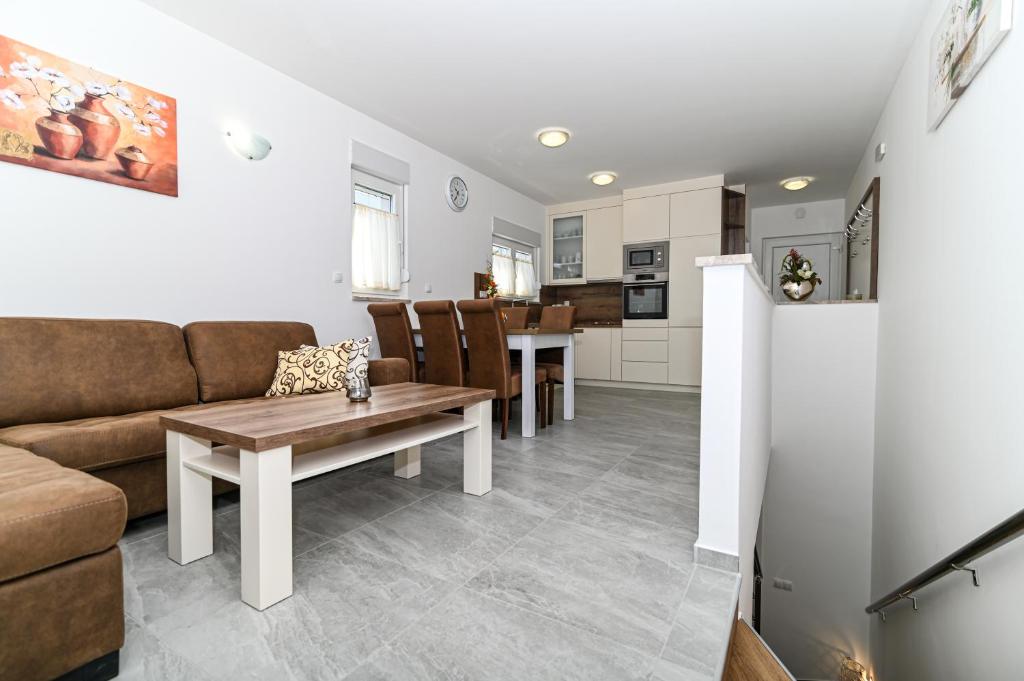 Kuchyňa alebo kuchynka v ubytovaní Luxury apartment with swimming pool Ana