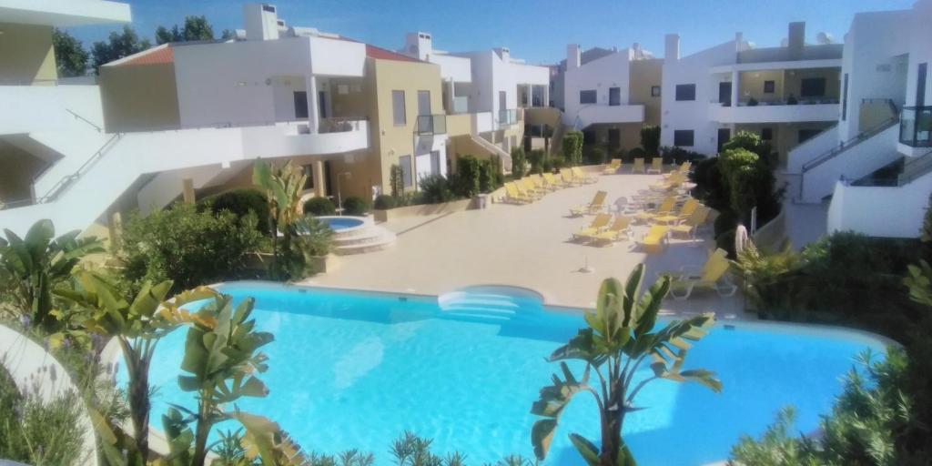 Vista ariale su una piscina in un resort di T2 de luxo em Albur-VIllage a 10 minutos da praia a pé ad Alvor