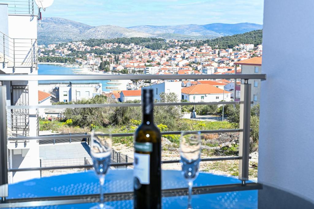 een fles wijn op een tafel met uitzicht bij Luxury apartment with swimming pool Ana in Trogir