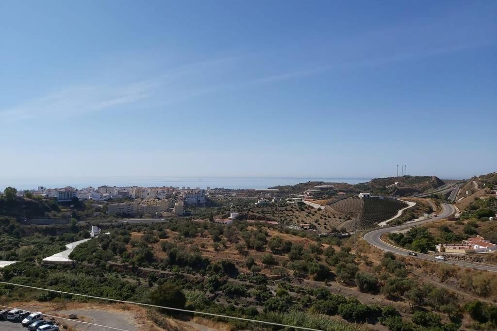 une vue aérienne sur une ville et une route dans l'établissement MAR Y SIERRA DE TORROX, à Torrox