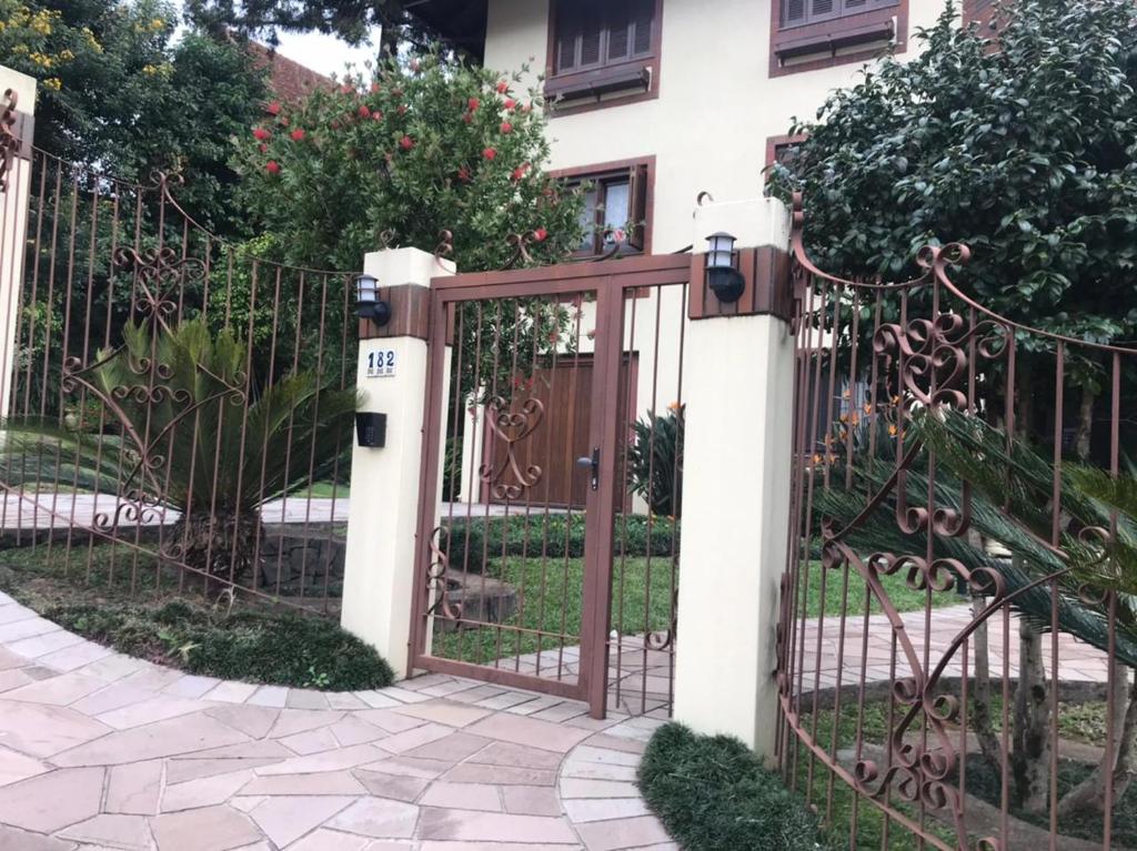 Charme Apartamento Centro de Gramado (600 metros da rua coberta)  Charme Apartamento Centro de Gramado (600 metros da rua coberta)