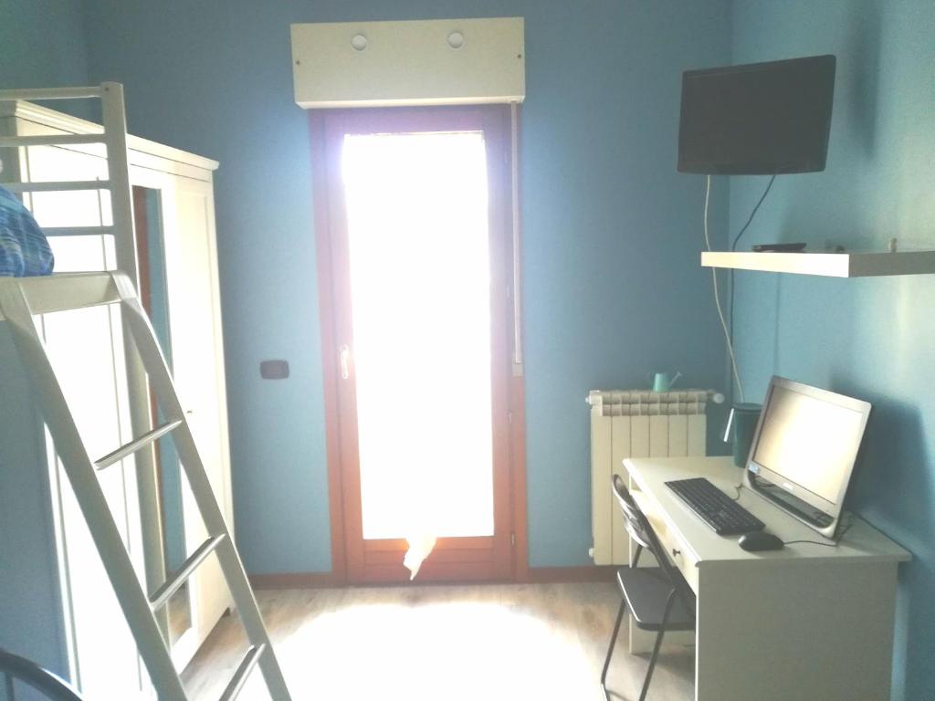 Telewizja i/lub zestaw kina domowego w obiekcie Romanina Appartamento Giuland
