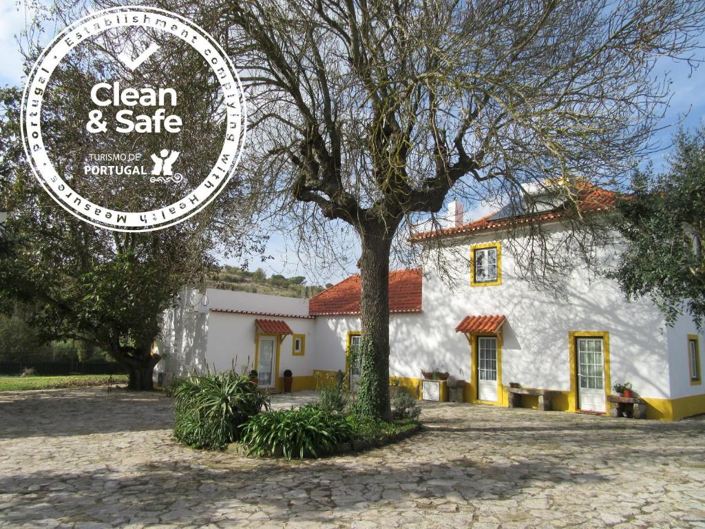 um sinal que lê limpo e seguro em frente a uma casa em Quintal do Freixo - Country House em Sobral de Monte Agraço