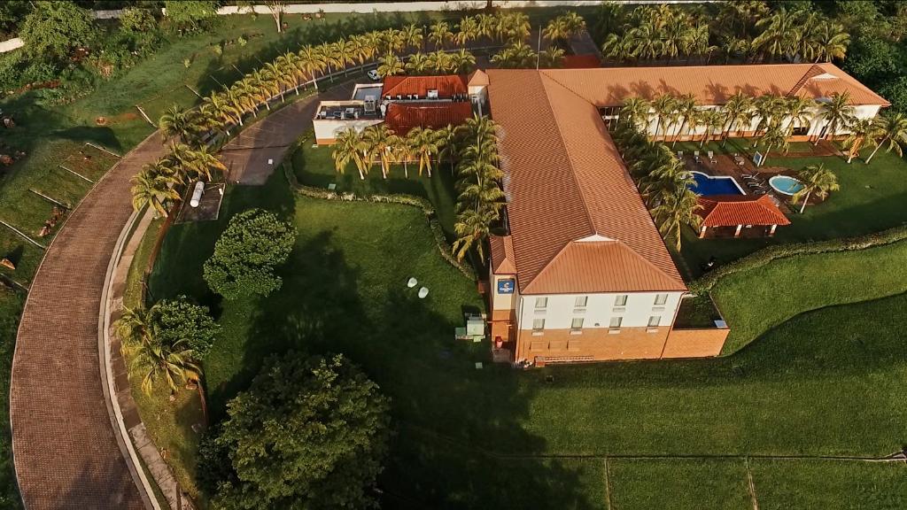 een luchtzicht op een huis met palmbomen bij Comfort Inn Real La Union in La Unión