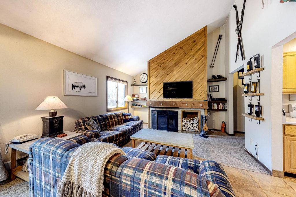 ein Wohnzimmer mit 2 Sofas und einem Kamin in der Unterkunft Flying Dutchman Condos in Keystone