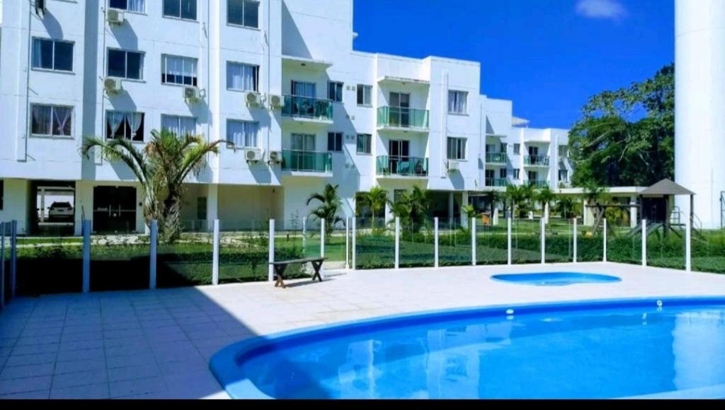 una piscina frente a un edificio de apartamentos en Praia da Cachoeira, en Florianópolis