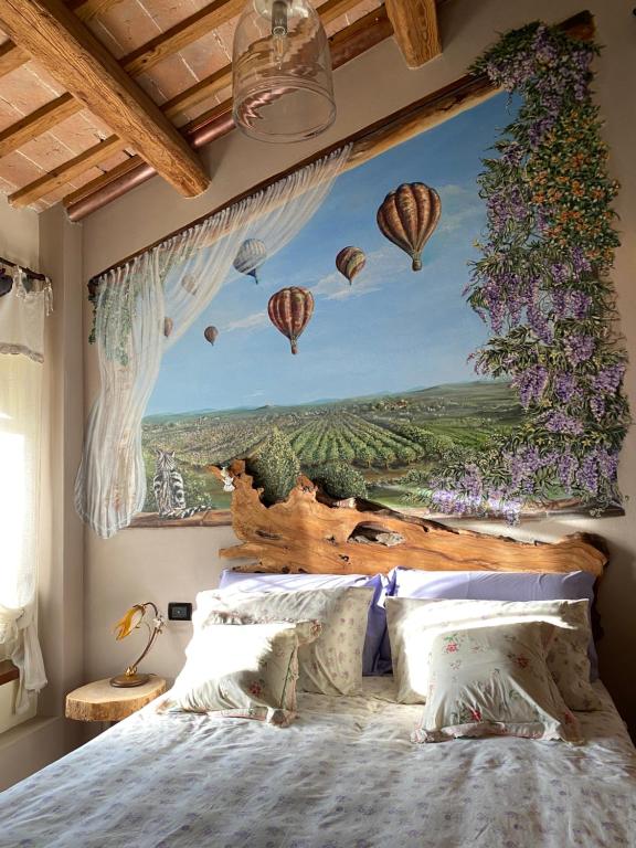 ein Schlafzimmer mit einem großen Wandbild von Heißluftballons in der Unterkunft La Casa di Biba in Massa Lombarda