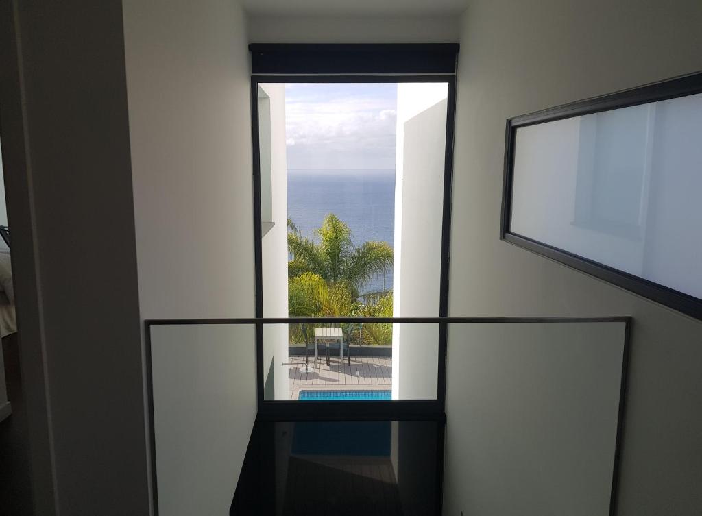 Fotografie z fotogalerie ubytování Sunshine Villa with Optionally Heated Pool 150m above Ocean & Sandy Beach v destinaci Estreito da Calheta