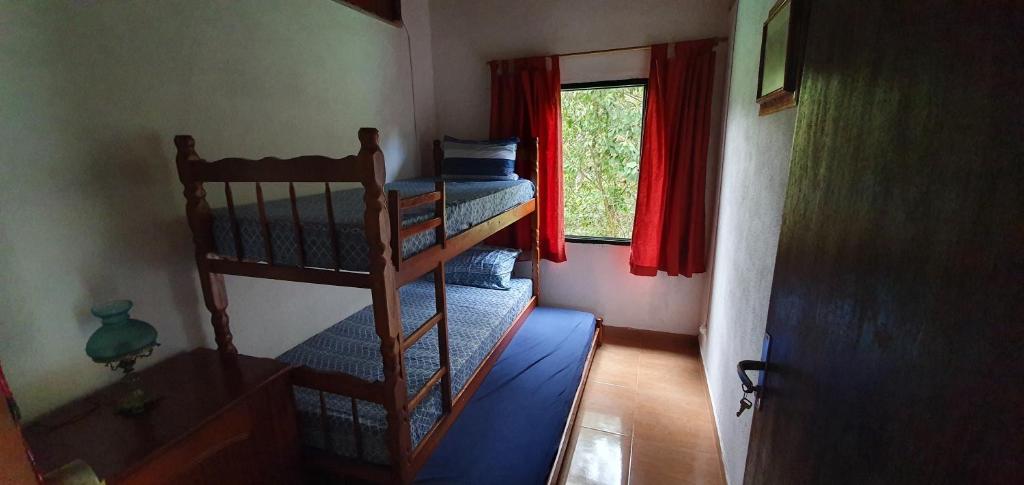 Двухъярусная кровать или двухъярусные кровати в номере CASA ACALANTA-Trilha das Flores-SERRA DA CANASTRA