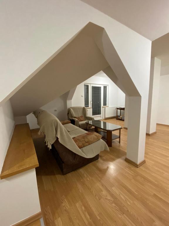 Prostor za sedenje u objektu Apartmani Djokić sa bazenom