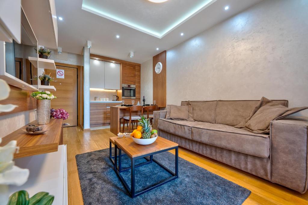 a living room with a couch and a table at Lux Apartman Lea - Vila Esla 1 in Zlatibor