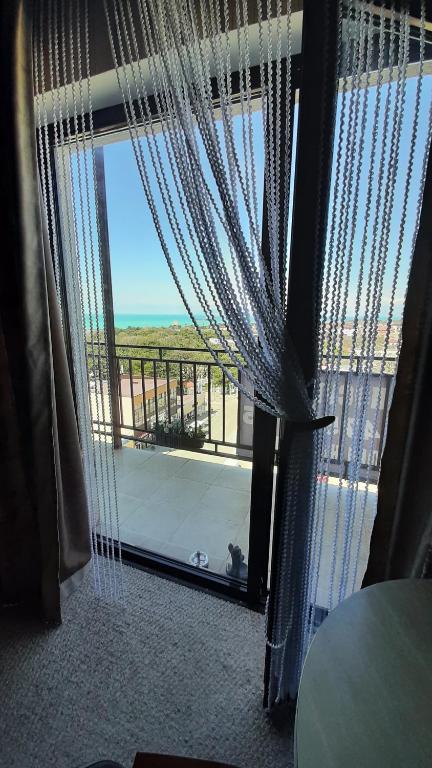 カバルジンカにあるGermesの海の景色を望む窓付きの客室です。
