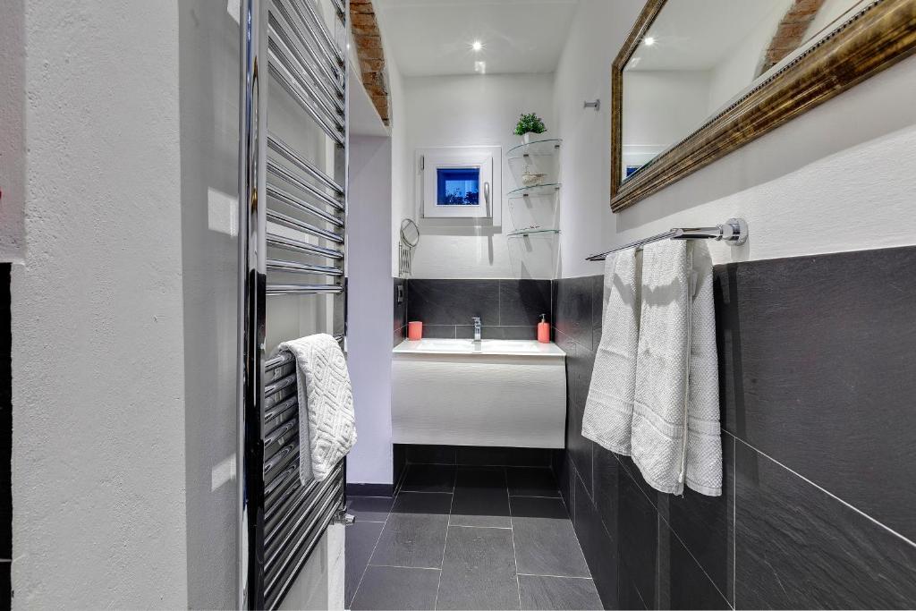 Geppi's Apartments - 12