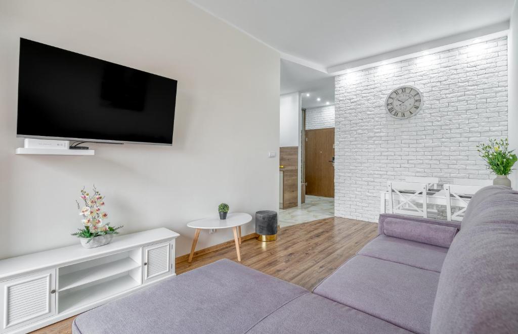 Televízia a/alebo spoločenská miestnosť v ubytovaní Apartament G11 z miejscem parkingowym