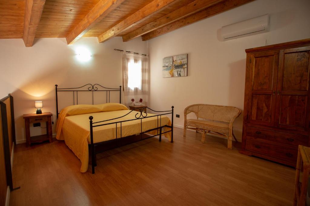 カステッランマーレ・デル・ゴルフォにあるHoliday home Enrico Casa Oleaのベッドルーム1室(ベッド1台、椅子付)