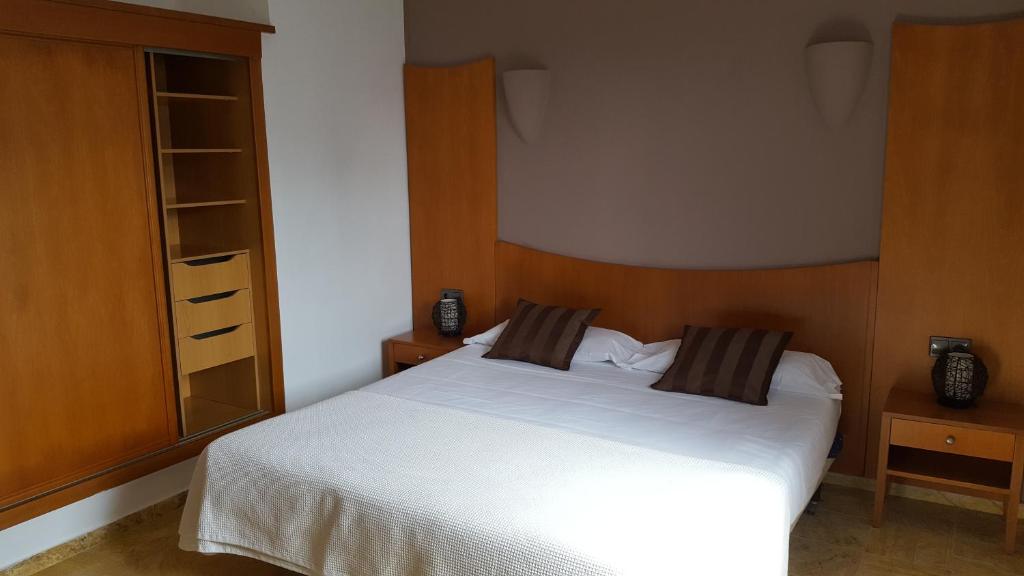 Een bed of bedden in een kamer bij VIK Coral Beach