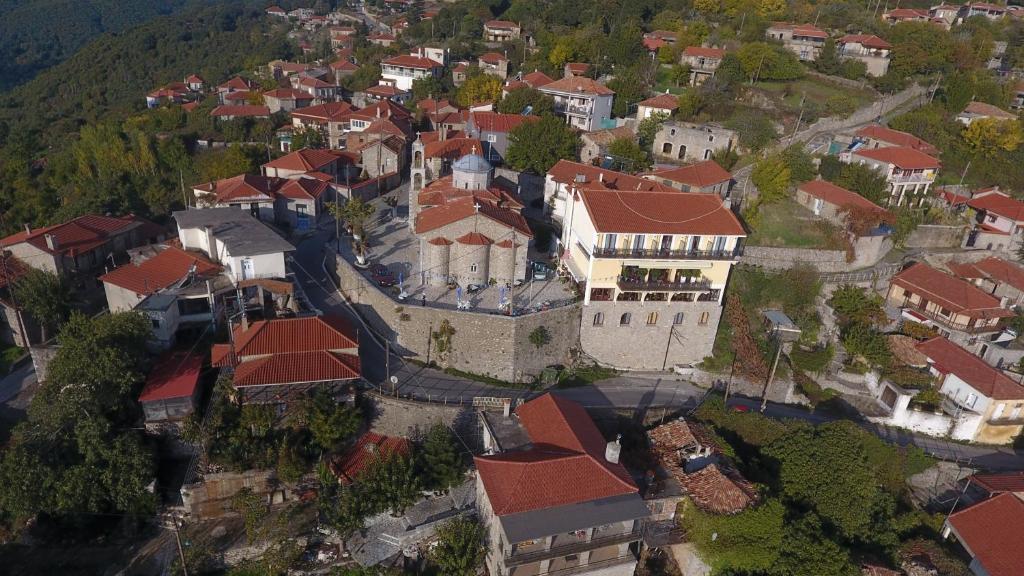 una vista aerea di una città con un castello di Hotel Isaraiko Spiti Agia Theodora a Isaris