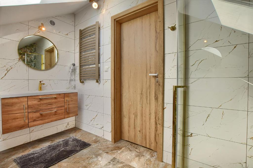 Kúpeľňa v ubytovaní Dom w Milówce - Apartamenty na Kowolu