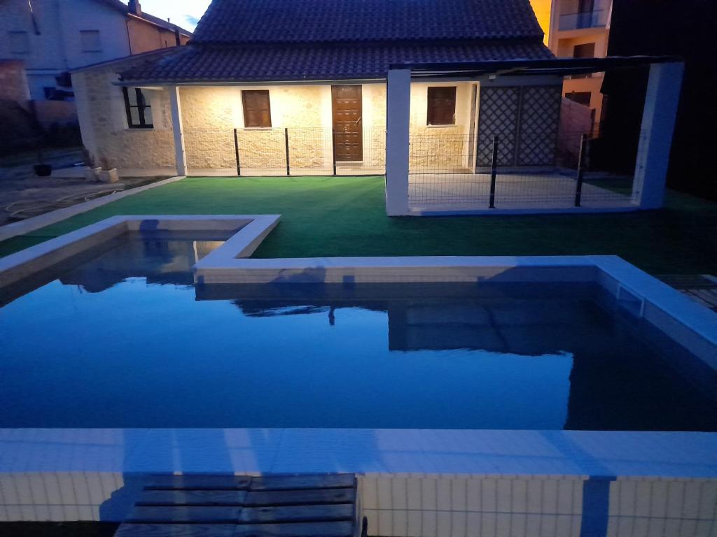 una casa con piscina frente a una casa en The Best House en Bragança