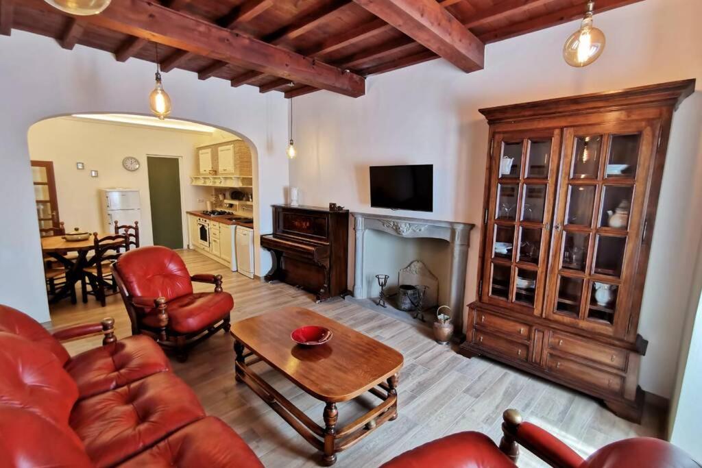 uma sala de estar com um sofá e uma mesa em Casa Alda - magica vista sulla Piazza di Greve em Greve in Chianti