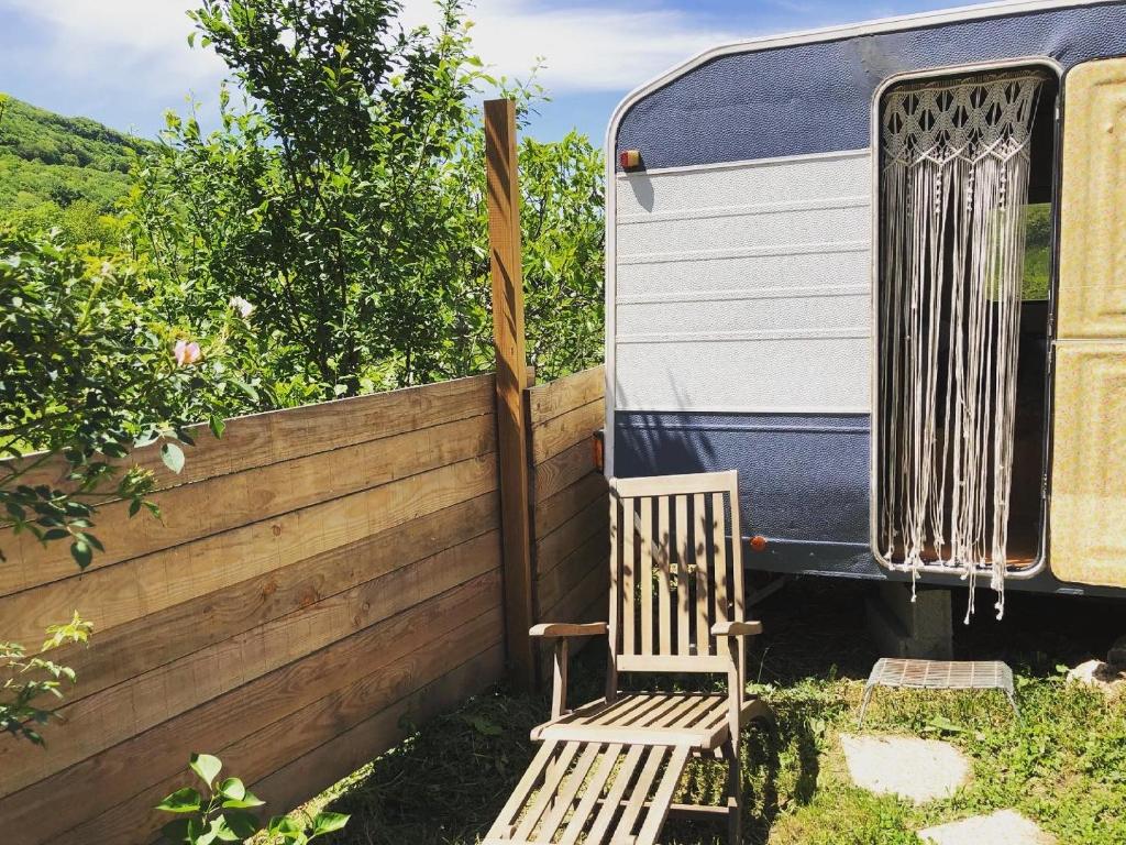 Zahrada ubytování Gîte Aurinko : caravane avec bain nordique