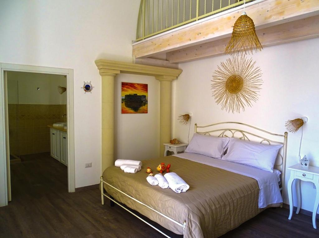 una camera da letto con un letto con asciugamani sopra di B&B Mescia Marina a Gallipoli