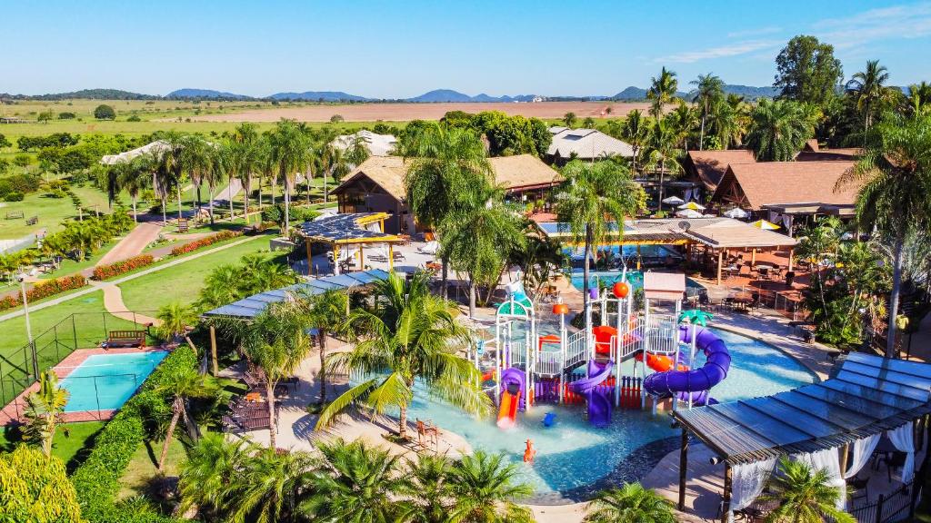 uma vista aérea de um parque aquático num resort em Zagaia Eco Resort em Bonito
