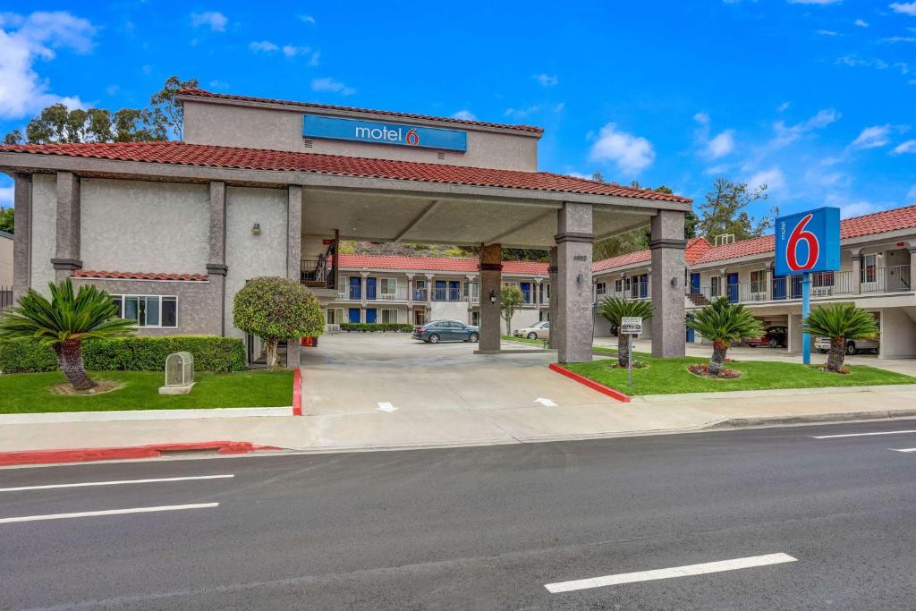 een hotel met een tankstation in een straat bij Motel 6-La Mesa, CA in San Diego