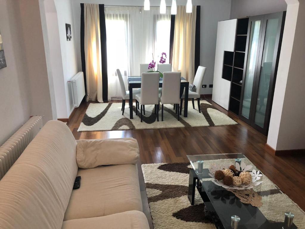 un soggiorno con divano e tavolo di VILLA MAYA a Borşa