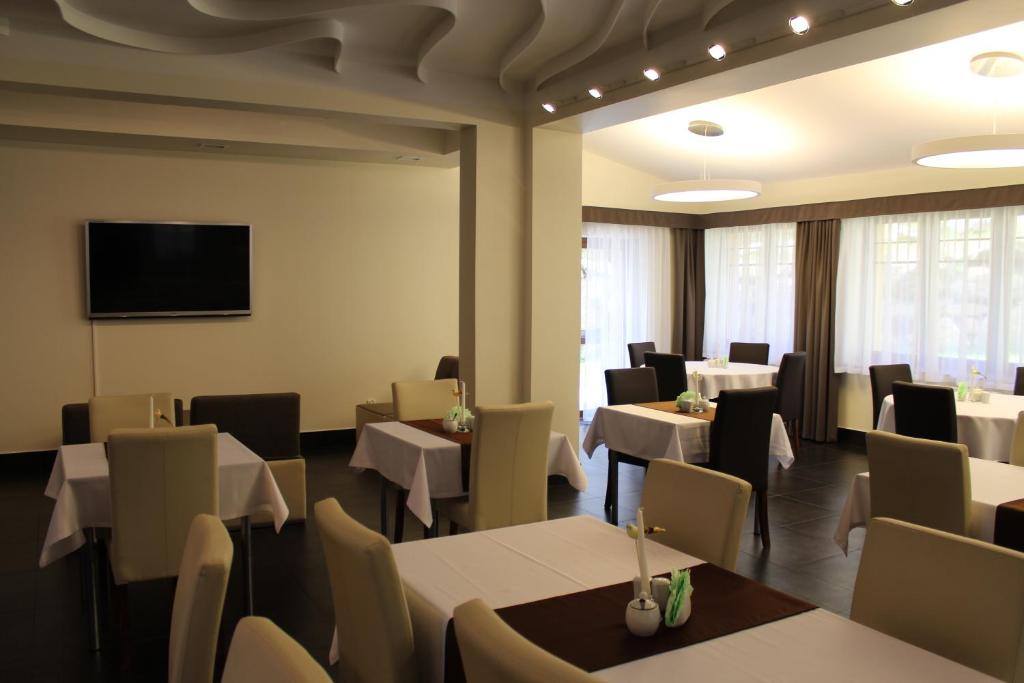 Televízia a/alebo spoločenská miestnosť v ubytovaní Hotel Dobry Klimat