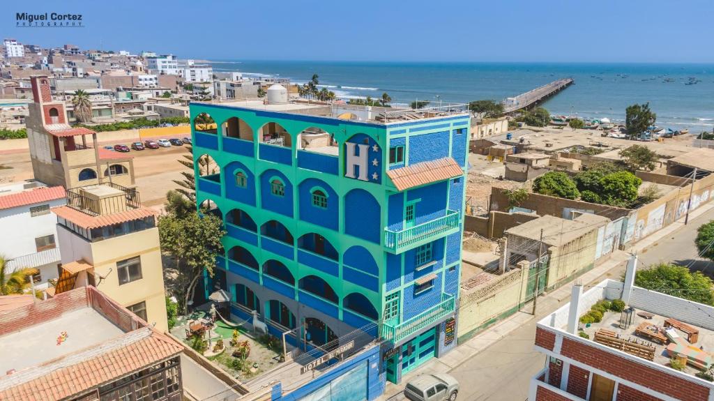 un edificio azul en el lado de una ciudad en Hotel El Mirador KITE-SURF, WIND-SURF AND SURF, en Pacasmayo