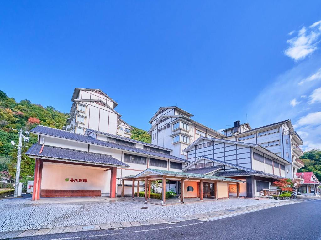 a building on a street in front of a building at Yukai Resort Premium Saiki Bekkan in Misasa