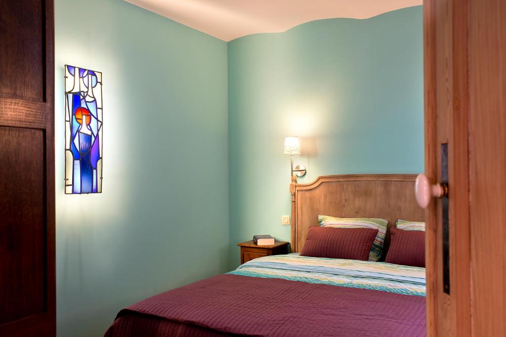 a bedroom with a bed and a stained glass window at Gîte Villa Léanne in Namur