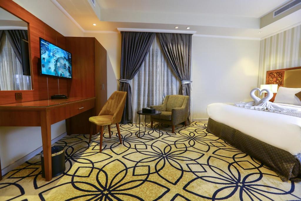Postel nebo postele na pokoji v ubytování Lotaz Hotel Apartments - Al Salamah