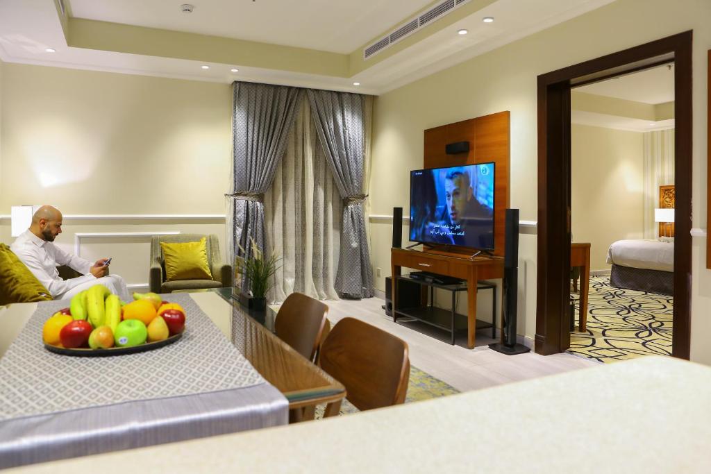 TV a/nebo společenská místnost v ubytování Lotaz Hotel Apartments - Al Salamah